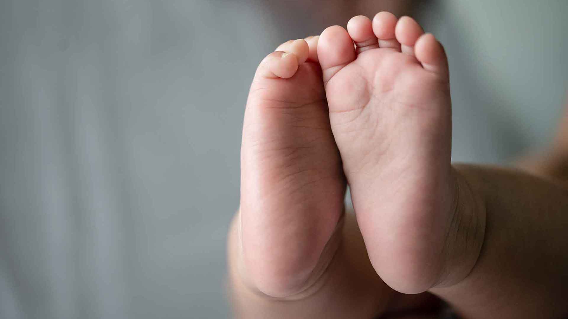 baby-feet-white-bed